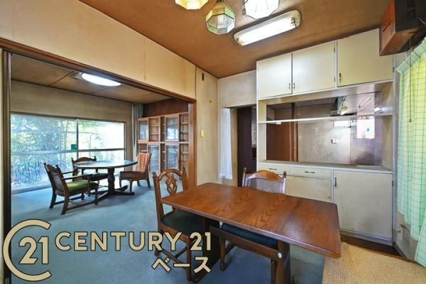 香芝市関屋北６丁目の中古一戸建の居間・リビング|■現地撮影写真■ご家族でくつろいでいただける広々としたリビング！