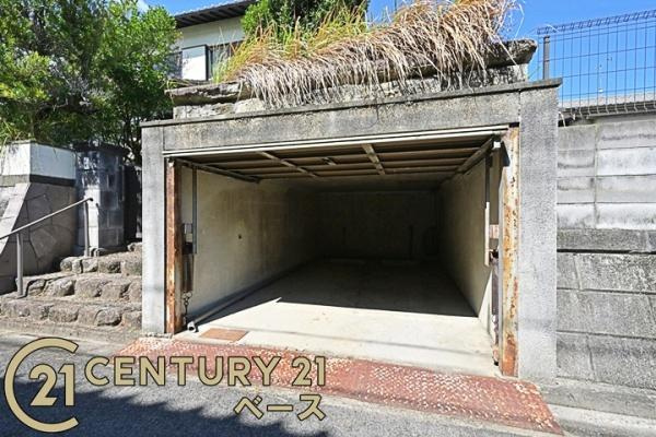 香芝市関屋北６丁目の中古一戸建の駐車場|■現地撮影写真■大切な愛車を雨風から守るボックスガレージ！