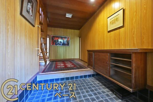 香芝市関屋北６丁目の中古一戸建の玄関|■現地撮影写真■すっきりとした明るい玄関が家族やお客様を迎えてくれます！