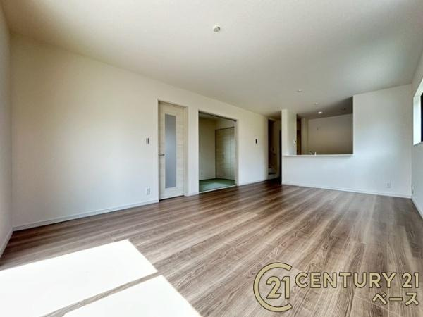 リーブルガーデン上牧 １号棟 ／新築一戸建の居間・リビング|■現地撮影写真■窓ガラスは紫外線７６％カットで安心のLOW-Eペアガラスを採用！結露防止にも効果的です！