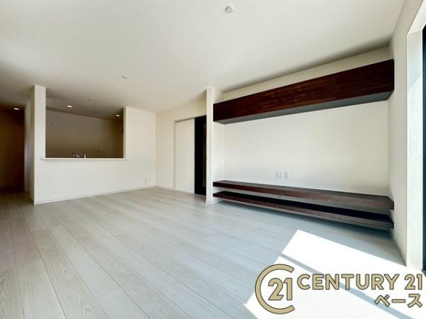 リーブルガーデン上牧 ２号棟 ／新築一戸建の居間・リビング|■現地撮影写真■ご家族でくつろいでいただける広々したリビング！新仕様：壁備え付けのＴＶボード付き！