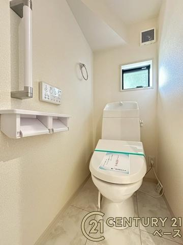 リーブルガーデン上牧 ２号棟 ／新築一戸建のトイレ|■現地撮影写真■１・２階ともに清潔感ある綺麗なお手洗を完備！