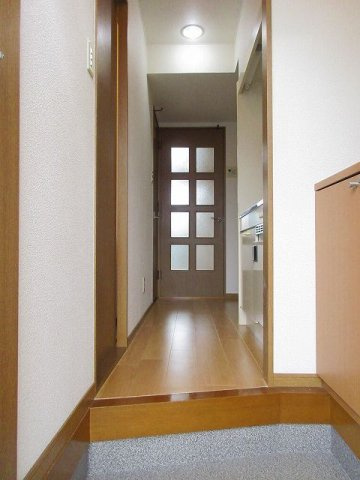 ロ－タスビレジ一番館の玄関