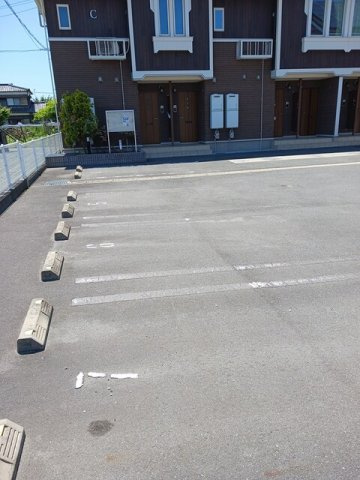 ニューライズ和Ｃの駐車場