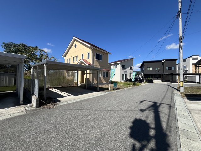 南陽市長岡　中古住宅の前面道路含む現地写真
