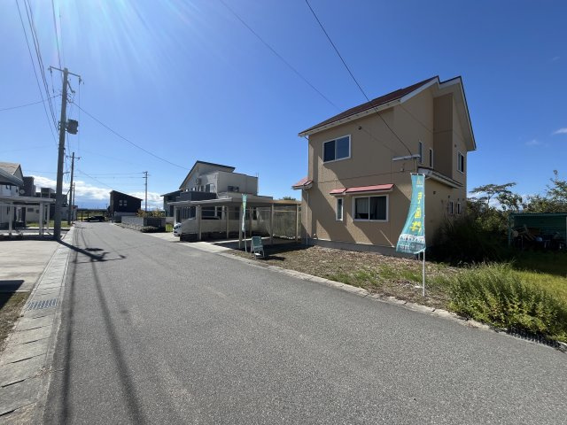 南陽市長岡　中古住宅の前面道路含む現地写真