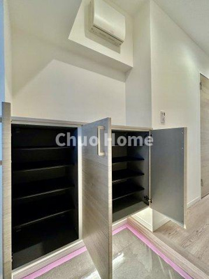 【玄関】 | 北砂四丁目住宅 | 【玄関】玄関には大型のシューズクローゼットを設置しておりますのでいつでもスッキリりとした空間を保てます。玄関周りを清潔に使うのはとても大事なことですよね。