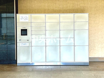 【設備】 | 北砂四丁目住宅 | 【宅配ボックス】在宅時・不在時に関わらず、居住者の代わりに非対面で宅配物を受け取ってくれる便利な設備です。わかりやすくご説明致しますので見学時にはお部屋だけではなく共用部分もぜひチェックしてください。