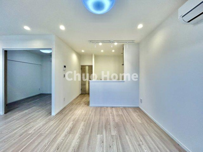 【キッチン】 | 北砂四丁目住宅 | 視界に広がりを生むオープンなキッチン。料理や片付けをしながら、家族との会話を楽しんだり、リビングで遊ぶ子どもを見守れます。ご見学時には家具の配置などもイメージしながらぜひご覧になって見て下さい。