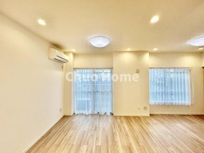 【居間・リビング】 | 北砂四丁目住宅 | 【リビングダイニング】一日の中で多くの時間を過すことになるリビングダイニングだからこそ、いつも穏やかな空間であることが必然。爽やかな通風と採光を存分に感じる事が出来る空間です。