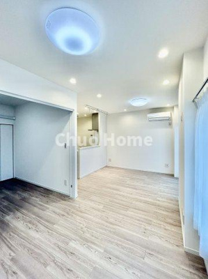 【ダイニング】 | 北砂四丁目住宅 | 【ダイニング】忙しい朝でも、しっかり家族が揃って食事をして頂けるゆとりある大きさのダイニングスペース。奥様が作る手料理をカウンター越しに受けとって頂き、テーブルで囲む素敵な時間を存分に愉しんで下さい。