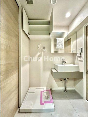 【ランドリースペース】 | 北砂四丁目住宅 | 【ランドリースペース】担当者がスケールを持ち歩いておりますので、ご見学時には現在お使いの洗濯機などがきちんと収まるかなどもチェックして下さい。見学前に測っておくと非常に便利だと思います。