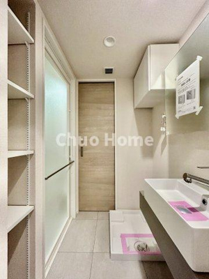 【脱衣所】 | 北砂四丁目住宅 | 【洗面所】明るい洗面所は朝をすっきりさせてくれる空間です。バタバタしている忙しい朝でも収納が多い洗面台では短い時間で効率良く支度ができます。