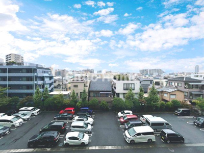 【展望】 | 北砂四丁目住宅 | 手を伸ばせば、ふれることが出来そうな環境が、そのままインテリアになったような印象です。その豊かな眺望にふさわしい空間には、通風・採光にも優れ、心地よい光と風があふれています