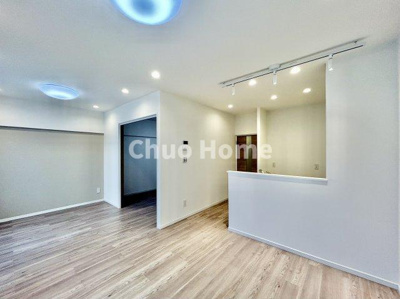 【居間・リビング】 | 北砂四丁目住宅 | 【居間・リビング】「ＬＤＫは家族団らんをデザイン」広いＬＤＫでは家族が集まり一緒の時間を過ごせる工夫がされております。何気ない一日の当たり前のひとコマがいつか一生の宝物になります