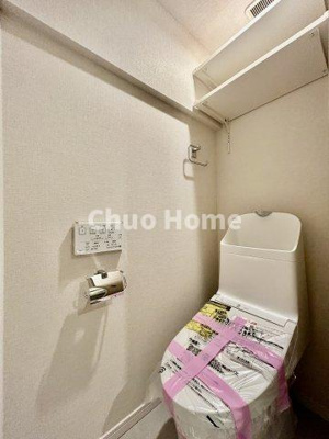 【トイレ】 | 北砂四丁目住宅 | 【トイレ】 収納スペースをしっかりと確保した温水洗浄便座機能付きトイレ。温水洗浄便座は清潔にお使いいただくための大切なアイテムです。