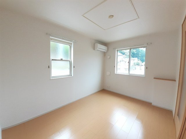 クリアネス　弐番館の居間・リビング|こちらの居間で趣味の時間をお楽しみください