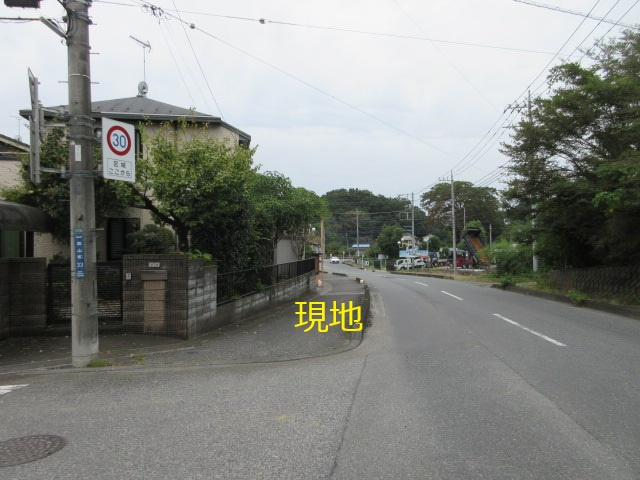 中古戸建　東松山市殿山町33-8の前面道路含む現地写真