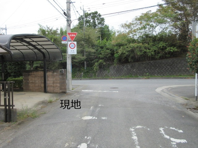 中古戸建　東松山市殿山町33-8の前面道路含む現地写真