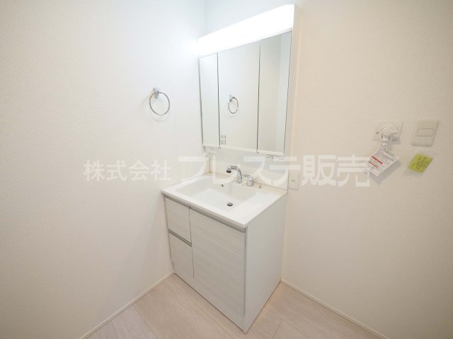 奈良市押熊町の新築一戸建 全５区画の洗面所|現地写真（４号地洗面）シャワー付き洗面化粧台