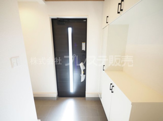 【玄関】 | 奈良市押熊町の新築一戸建 全５区画 | 現地写真（４号地玄関）電子ロック＆ディンプルキー！玄関収納・シューズクロークのある広い玄関です♪