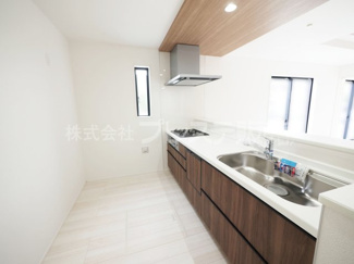 【キッチン】 | 奈良市押熊町の新築一戸建 全５区画 | 現地写真（４号地キッチン）人気の対面キッチン♪食器洗い乾燥機＆浄水器を標準装備！