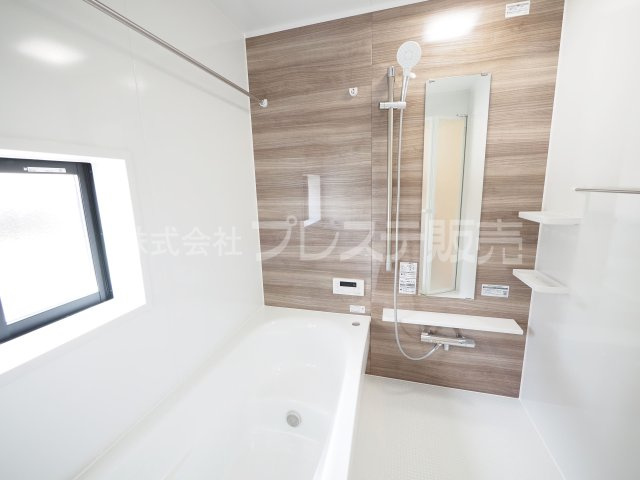 奈良市押熊町の新築一戸建 全５区画の浴室|現地写真（４号地浴室）浴室暖房乾燥機を標準装備！