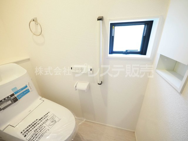 奈良市押熊町の新築一戸建 全５区画のトイレ|現地写真（３号地トイレ）温水洗浄便座を標準装備！