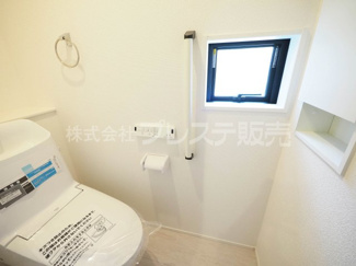 【トイレ】 | 奈良市押熊町の新築一戸建 全５区画 | 現地写真（３号地トイレ）温水洗浄便座を標準装備！