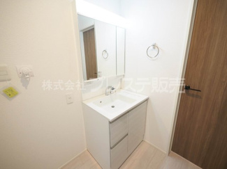 【洗面所】 | 奈良市押熊町の新築一戸建 全５区画 | 現地写真（３号地洗面）シャワー付き洗面化粧台