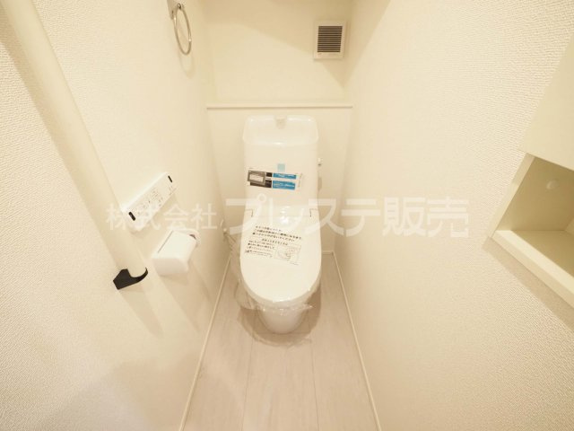 奈良市押熊町の新築一戸建 全５区画のトイレ|現地写真（５号地１階トイレ）温水洗浄便座を標準装備！