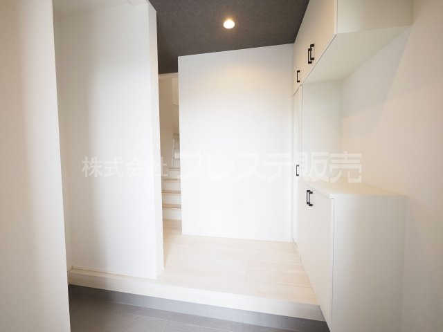 奈良市押熊町の新築一戸建 全５区画の玄関|現地写真（５号地玄関）電子ロック＆ディンプルキー！玄関収納・シューズクロークのある広い玄関です♪