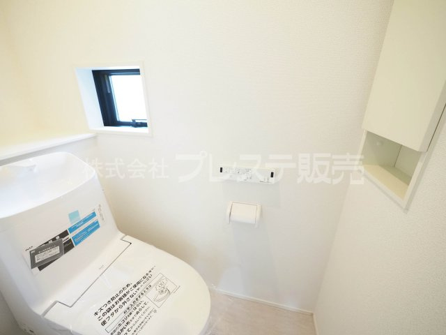奈良市押熊町の新築一戸建 全５区画のトイレ|現地写真（５号地２階トイレ）温水洗浄便座を標準装備！