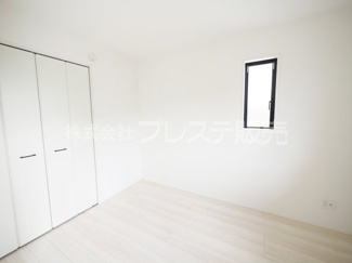 【洋室】 | 奈良市押熊町の新築一戸建 全５区画 | 現地写真（５号地１階洋室）南側の広いお庭に面していますので、陽あたり良好です♪