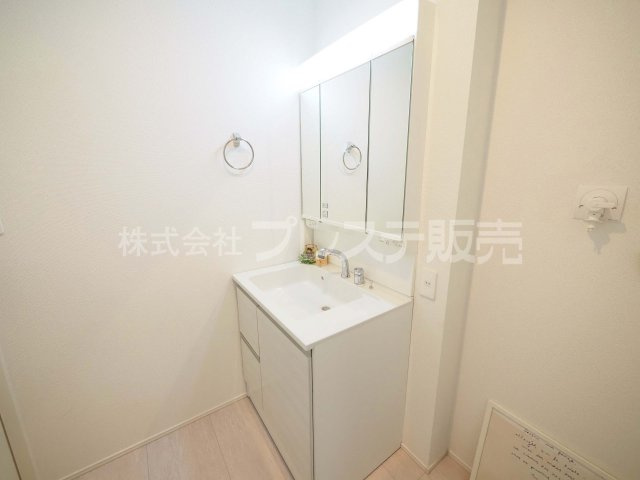 奈良市押熊町の新築一戸建 全５区画の洗面所|現地写真（１号地洗面）シャワー付き洗面化粧台