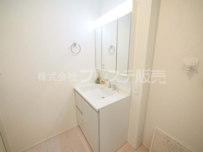 【洗面所】 | 奈良市押熊町の新築一戸建 全５区画 | 現地写真（１号地洗面）シャワー付き洗面化粧台