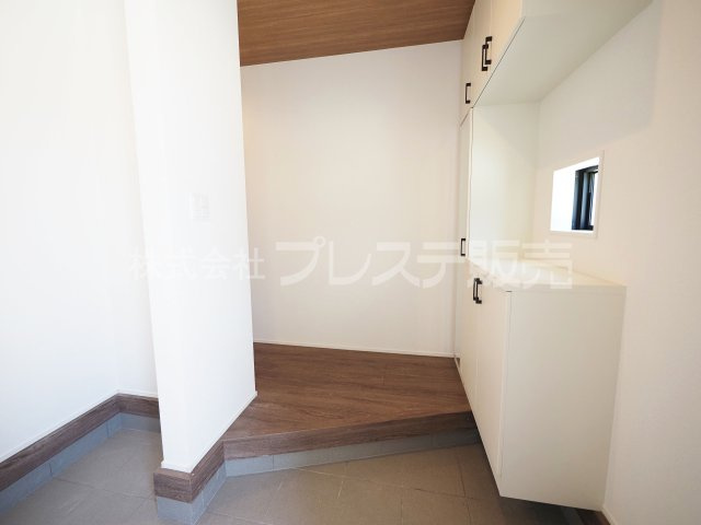 奈良市押熊町の新築一戸建 全５区画の玄関|現地写真（１号地玄関）電子ロック＆ディンプルキー！玄関収納・シューズクロークのある広い玄関です♪