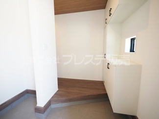 【玄関】 | 奈良市押熊町の新築一戸建 全５区画 | 現地写真（１号地玄関）電子ロック＆ディンプルキー！玄関収納・シューズクロークのある広い玄関です♪