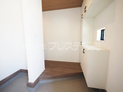 【玄関】 | 奈良市押熊町の新築一戸建 全５区画 | 現地写真（１号地玄関）電子ロック＆ディンプルキー！玄関収納・シューズクロークのある広い玄関です♪