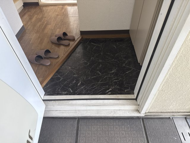 ハイツRIVER WESTの玄関