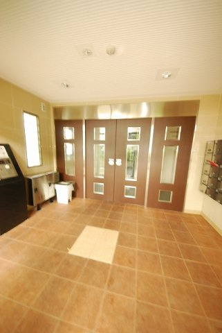 エルモソ　ピソのエントランス