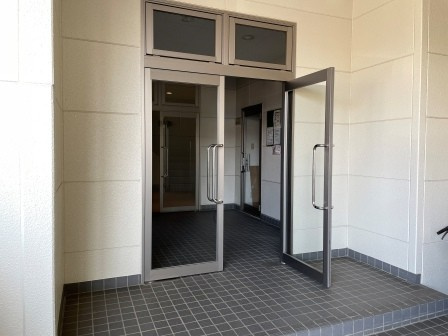 ゴッドマンションのエントランス