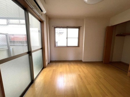 ゴッドマンションの居間・リビング