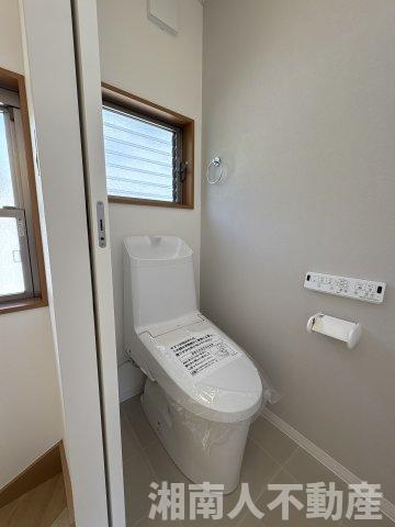 平塚市めぐみが丘２丁目　戸建のトイレ|落ち着いた色調のトイレです