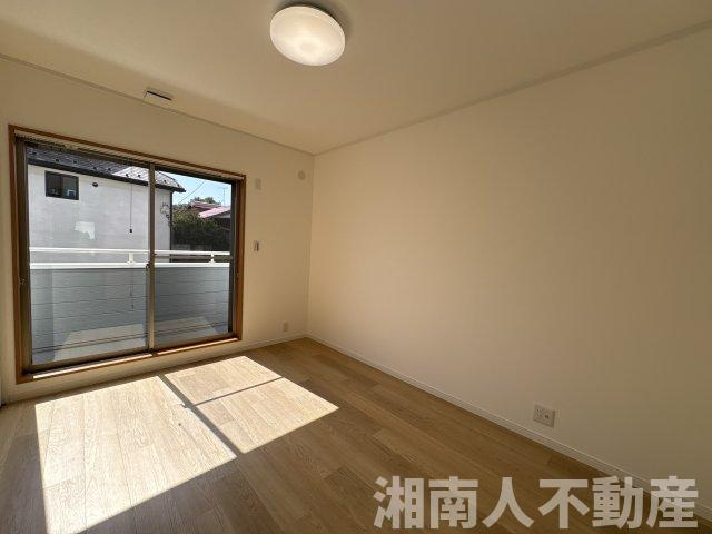 平塚市めぐみが丘２丁目　戸建の洋室|広々とした洋室です
