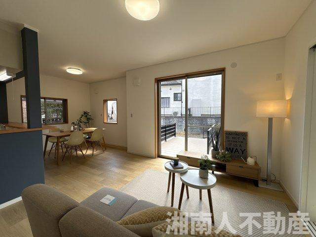 平塚市めぐみが丘２丁目　戸建の居間・リビング|こちらのリビングで趣味の時間をお楽しみください