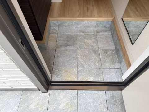 シャンティ夢前B棟の玄関