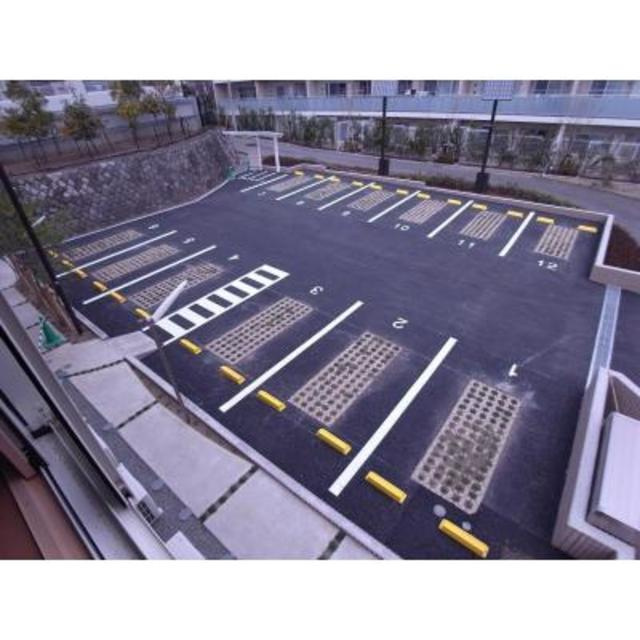 川崎市麻生区百合丘２丁目のテラスの駐車場