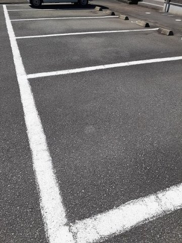 ハッピースクエアー　Ⅰの駐車場|車をお持ちの方に嬉しい駐車場付きの物件です