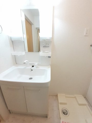 ルシール　名東Ａの洗面所|ゆったりとスペースのある洗面所